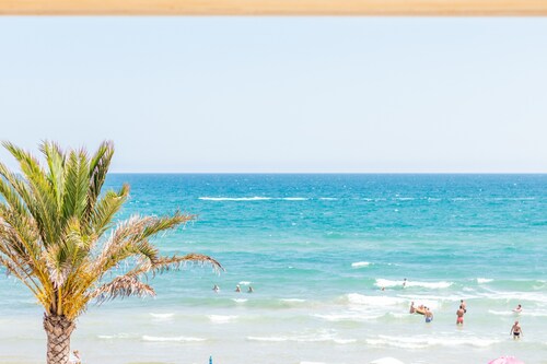 Beach Apartment with Sea Views, Terrace and Wi-Fi