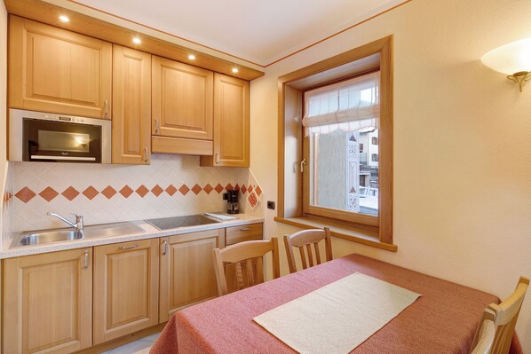 Kühlschrank, Mikrowelle, Herdplatte, Geschirrspüler