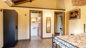 5 bedrooms, iron/ironing board, free WiFi, bed sheets