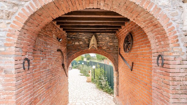 A brick archway with a stone pathway leading through it. - Villa "Giovanna" with Shared Open Pool, Terrace, Garden & Wi-Fi (Capannori)