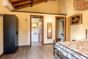 5 bedrooms, iron/ironing board, free WiFi, bed sheets