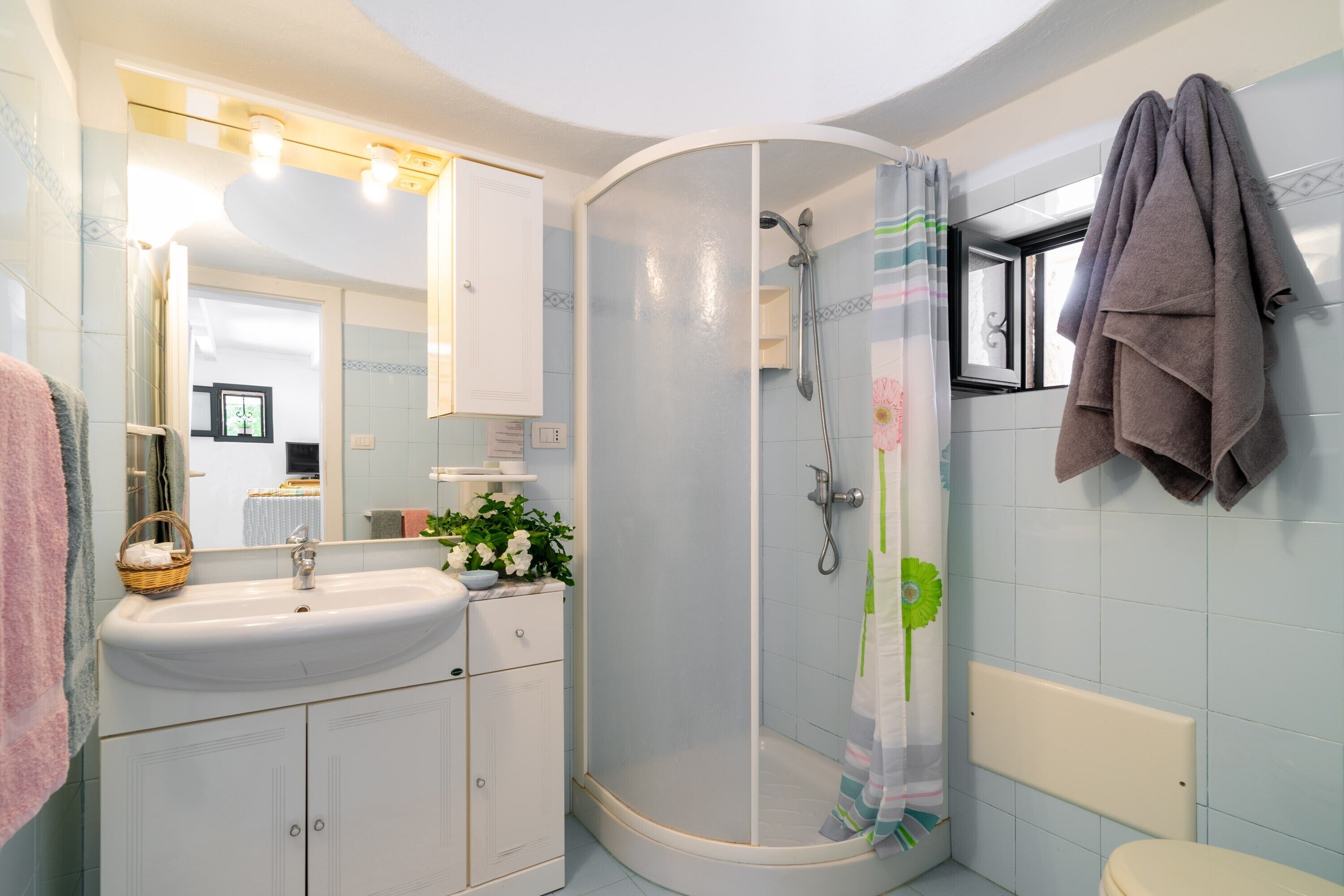 Douche, sèche-cheveux, serviettes fournies