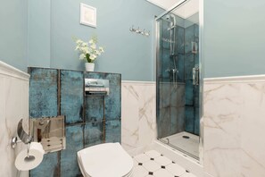 Dusche, Haartrockner, Handtücher, Shampoo