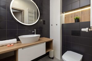 Dusj, hårføner og håndklær