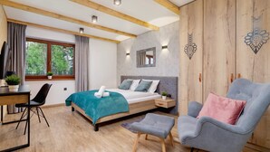 A modern bedroom with a bed, a desk, a chair, and a wardrobe. - Atmospheric Apartment | Mountain View and Workspace (Zakopane)