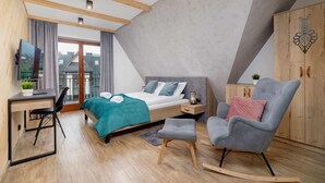 A modern bedroom with a bed, desk, chair, and wardrobe. - Stylish Apartment | Mountain View, Workspace (Zakopane)