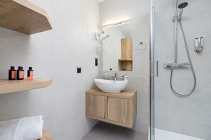 Shower, hair dryer, towels, shampoo