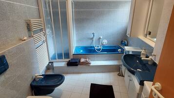 Badewanne, Haartrockner, Bidet, Handtücher