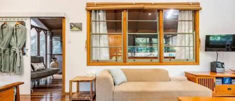 Smart-TV, DVD-spiller og stereoanlegg