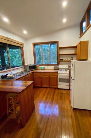 Fridge, microwave, oven, stovetop - Turmeric Cottage - Palmwoods Eco Escape (Palmwoods)