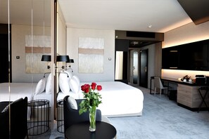 特级双人房或双床房 | 迷你吧、客房内保险箱、办公桌、遮光窗帘