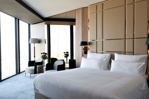 Habitación Grand con 1 cama matrimonial o 2 individuales | Minibar, caja de seguridad en la habitación y escritorio 
