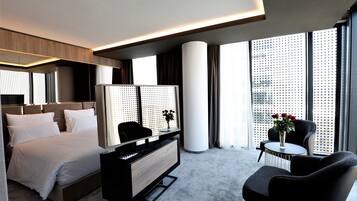 Junior Suite | Minibar, in-room safe, desk, blackout curtains