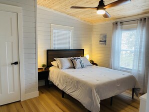 4 habitaciones, tabla de planchar con plancha y cuna de viaje 