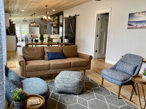 Smart TV, chimenea, videojuegos y libros 