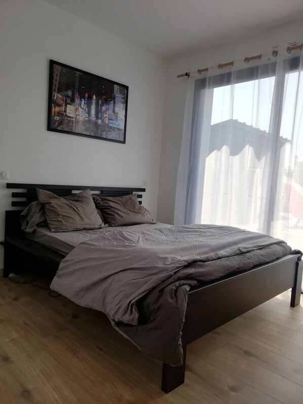 2 bedrooms, desk, WiFi