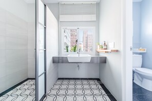 デラックス ルーム | バスルーム | シャワー、バスアメニティ (無料)、ヘアドライヤー、スリッパ