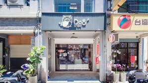 Un escaparate con un cartel que dice "Doo" y el logotipo de un búho.