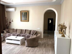 Smart TV, fireplace - Family House - Apartment with garden and a fireplace (T'bilisi)