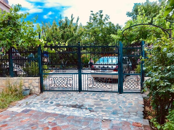 Property grounds - Family House - Apartment with garden and a fireplace (T'bilisi)