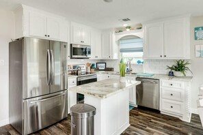 Fridge, microwave, oven, stovetop - Pretty in Pink Flamingo - Sea Breezes & Sunsets! (Surfside Beach)