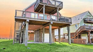 Ein mehrstöckiges Haus mit Balkon und überdachter Veranda.