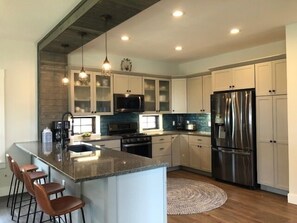 Geladeira, micro-ondas, fogão, cooktop