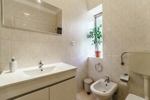 Duschwanne, Haartrockner, Bidet, Handtücher