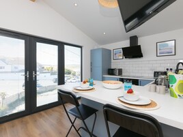 Cottage | Private kitchen | Fridge, cookware/dishes/utensils