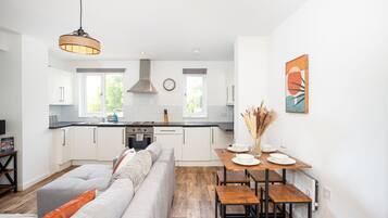 40-inch Smart TV with satellite channels, TV