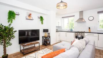 40-inch Smart TV with satellite channels, TV