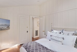 2 bedrooms, iron/ironing board, free WiFi, bed sheets - 3861 Live, Love, Bark - Cozy Cottage with Hot Tub (Carmel)