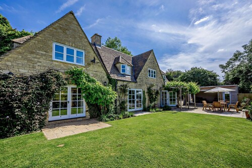 Spacious holiday home in Bourton-on-the-Water - Burghfield Cottage