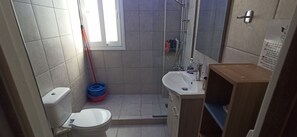 Shower, hair dryer, towels, toilet paper - 2 Bed Flat - Sleeps 5 - Parking - Wifi (Athens)