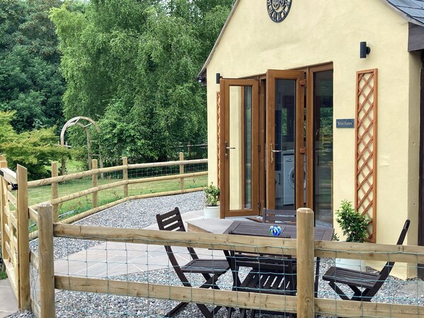 Cottage | Outdoor dining - 1 Bedroomed Detached Holiday Retreat Pant (Oswestry)