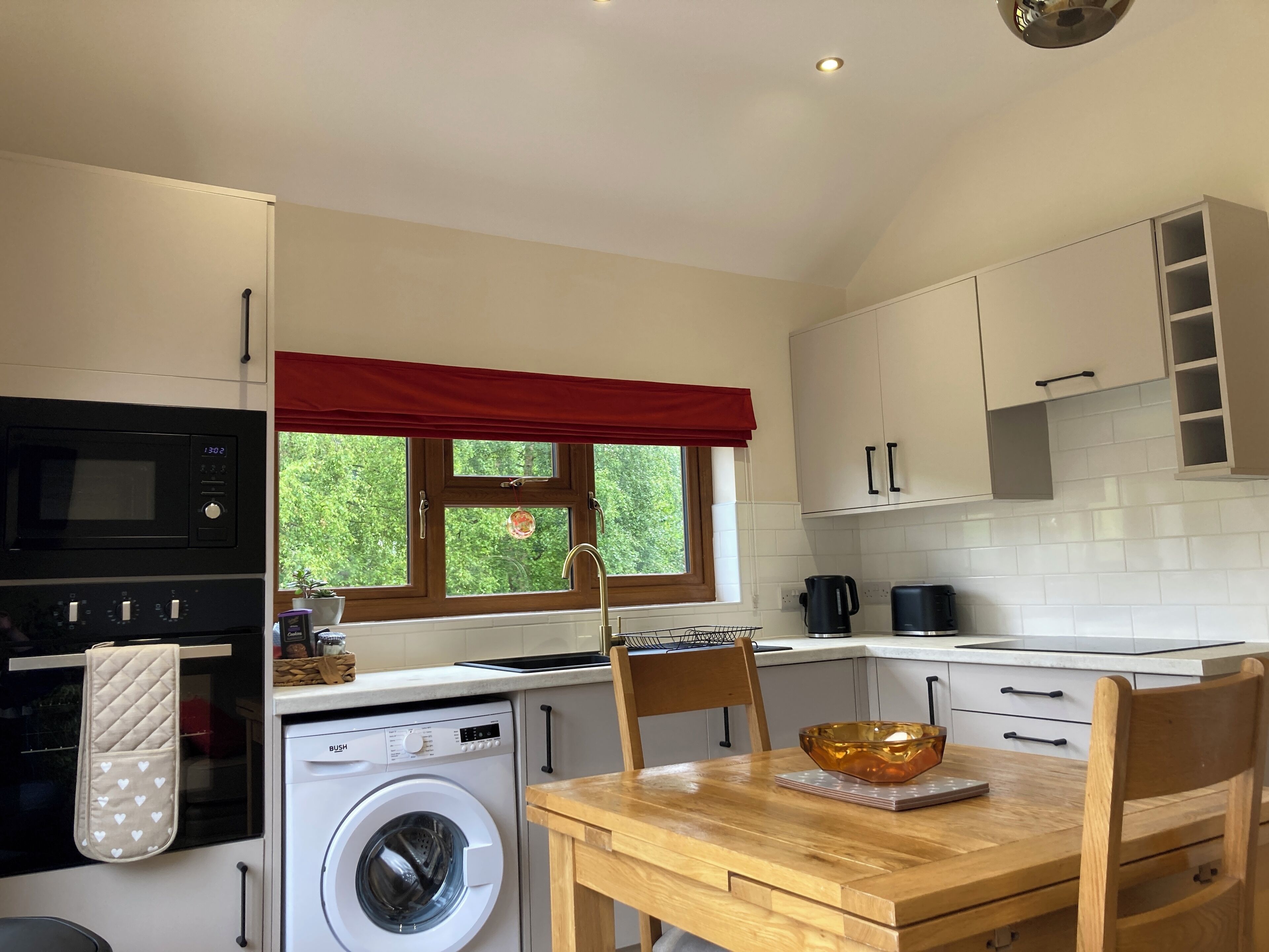 Cottage | Private kitchen | Fridge, microwave, oven, stovetop