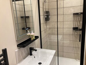 Casa de campo | Baño | Ducha, secador de pelo y toallas