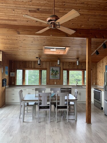 Adorable  cottage with beach and bay access