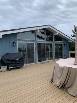 Property grounds - Adorable  cottage with beach and bay access (Westhampton Beach)