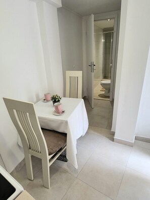 Estudio (Studio with Terrace) | Comedor