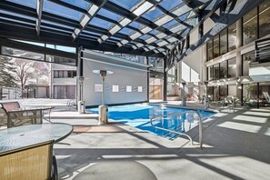 Una piscina techada, una piscina climatizada