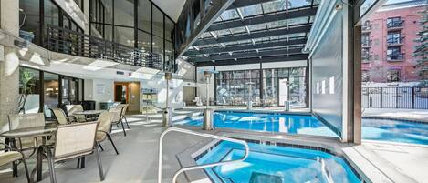 屋内プール、温水プール
