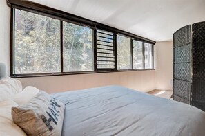 1 habitación, tabla de planchar con plancha y cuna de viaje 