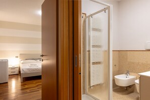 Dusche, Haartrockner, Bidet, Handtücher