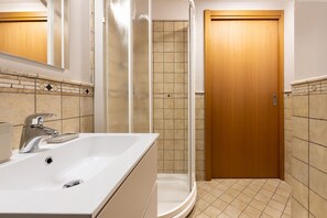 Dusche, Haartrockner, Bidet, Handtücher