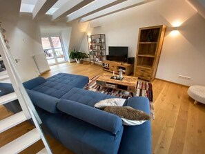 تلفزيون ذكي، ألعاب فيديو، كُتُب