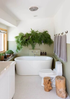 Baignoire, sĂšche-cheveux, serviettes fournies