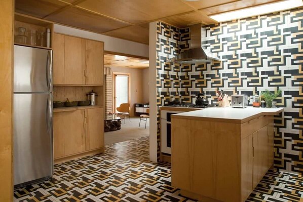 Fridge, oven, stovetop, dishwasher