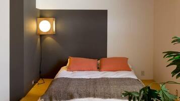2 bedrooms, desk, WiFi, bed sheets