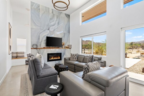 تلفزيون، مدفأة، كُتُب، ستيريو